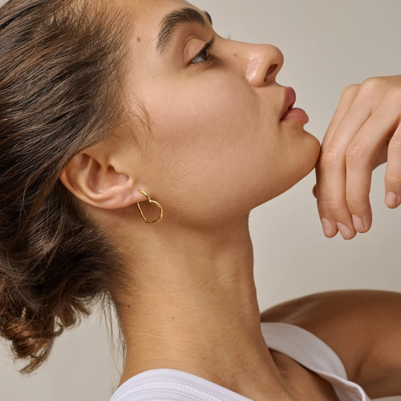 enamel_copenhagen_ohrringe_organic_heart_medium_gold_Hoops_Organic_Heart_Medium_2.jpeg