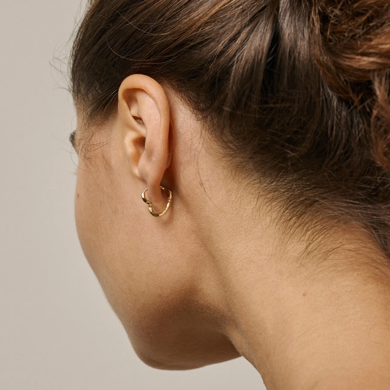 enamel_copenhagen_ohrringe_organic_heart_schmal_gold_Hoops_Organic_Heart_ Small_2.jpeg