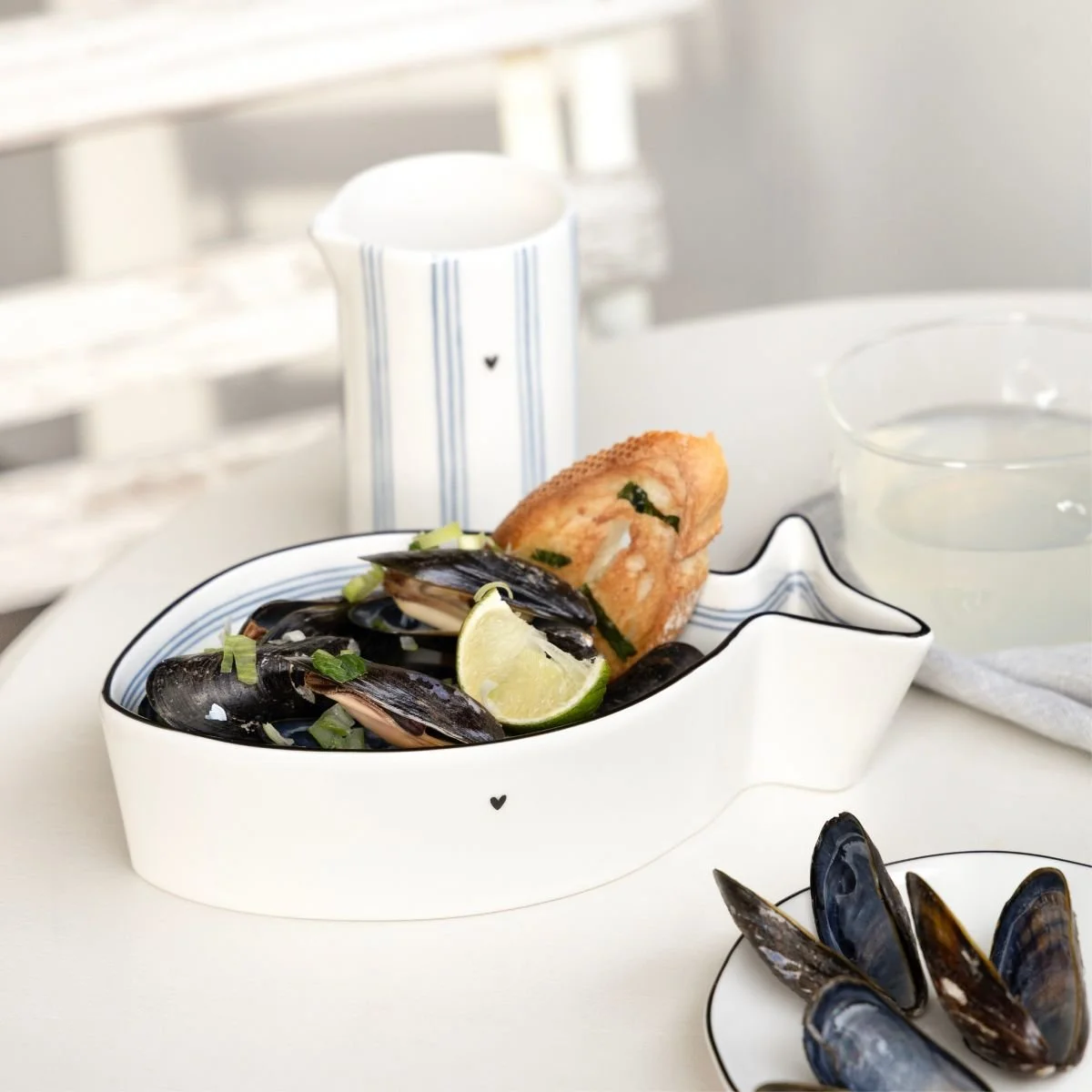 Bastion Collections Schale Fisch weisse Keramik mit schwarz und blau.jpg