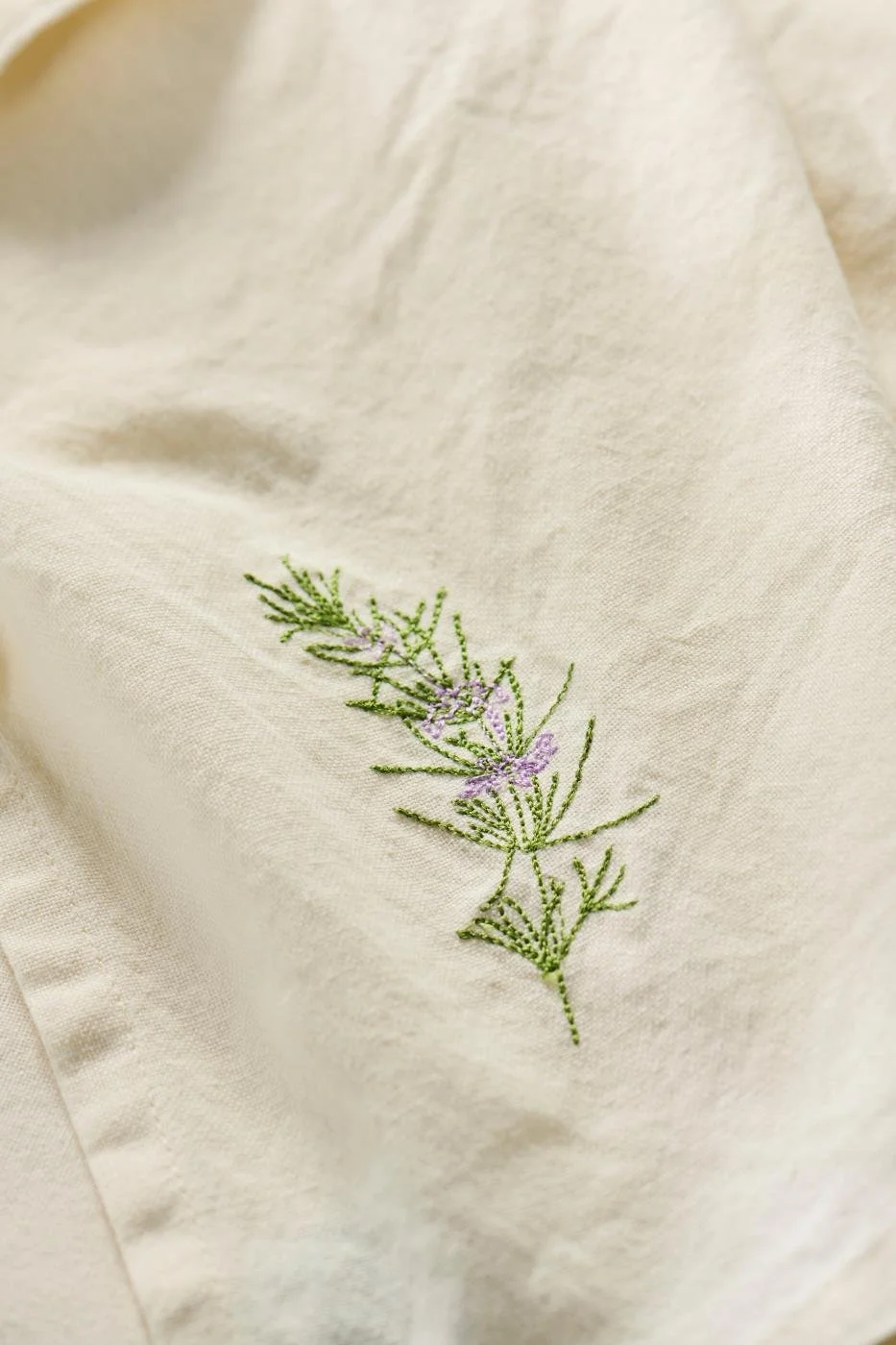 Ib Laursen Geschirrtuch Rosmarin Natur mit Stickerei_1.jpg