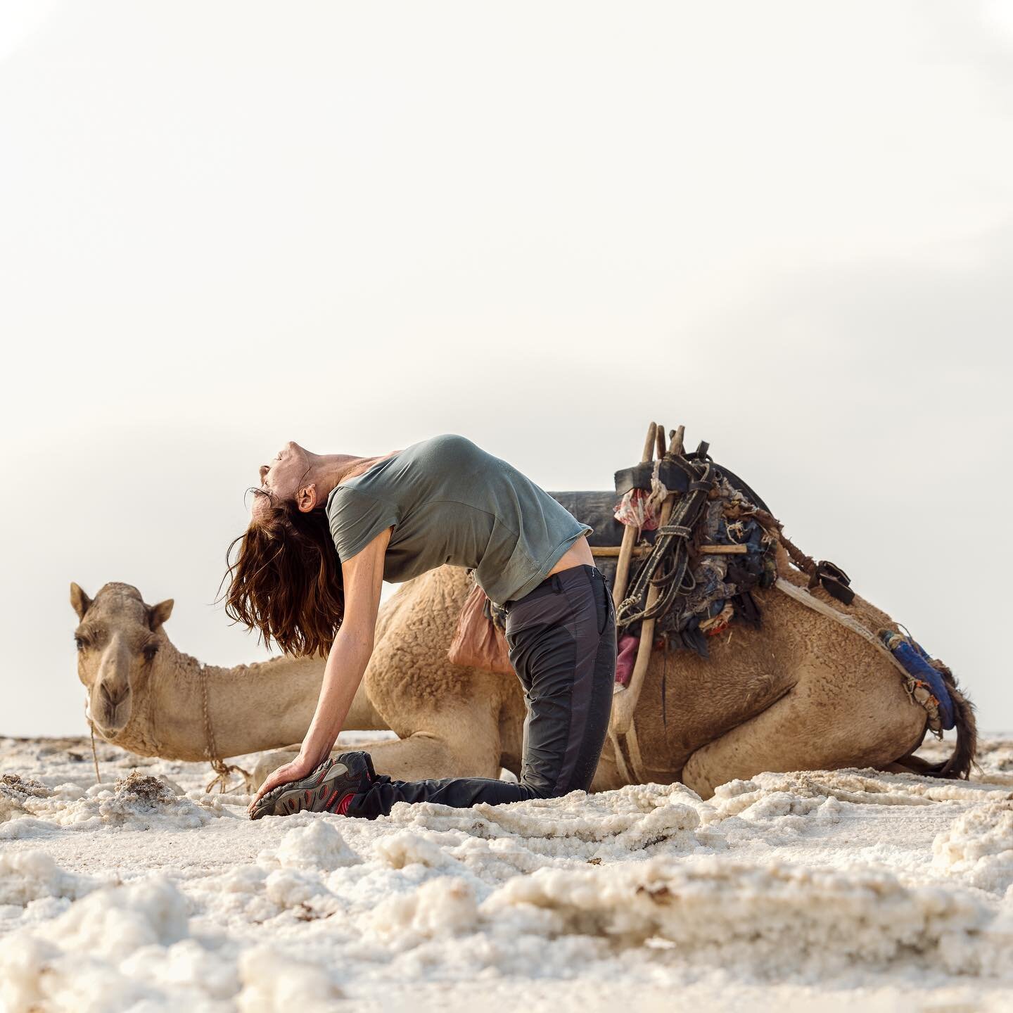 La postura del camello (Ustrasana)🐫 

Una  pose que me cuesta mucho pero que intento incluir siempre en mi práctica por sus enormes beneficios😉
*Potencia la energía y combate la fatiga.
*Puede ayudar a construir autoestima y confianza 
* Mejora l