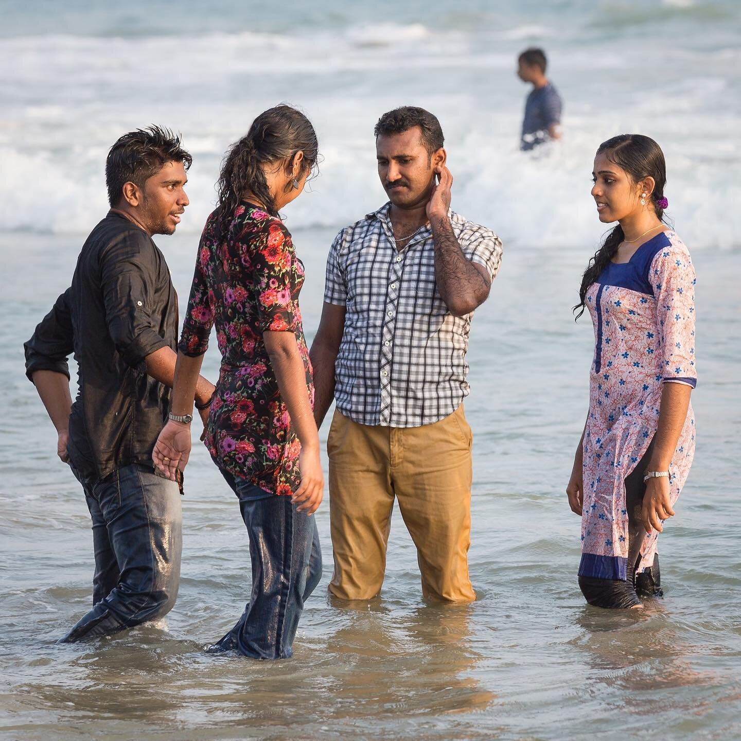 Tal como os avanzamos completamos la serie sobre la playa de Kovalam de Kerala en la India con una foto que refleja la indumentaria que se suelen utilizar los indios para ir a la playa y ba&ntilde;arse. Bastante distinta a la de los occidentales &iqu