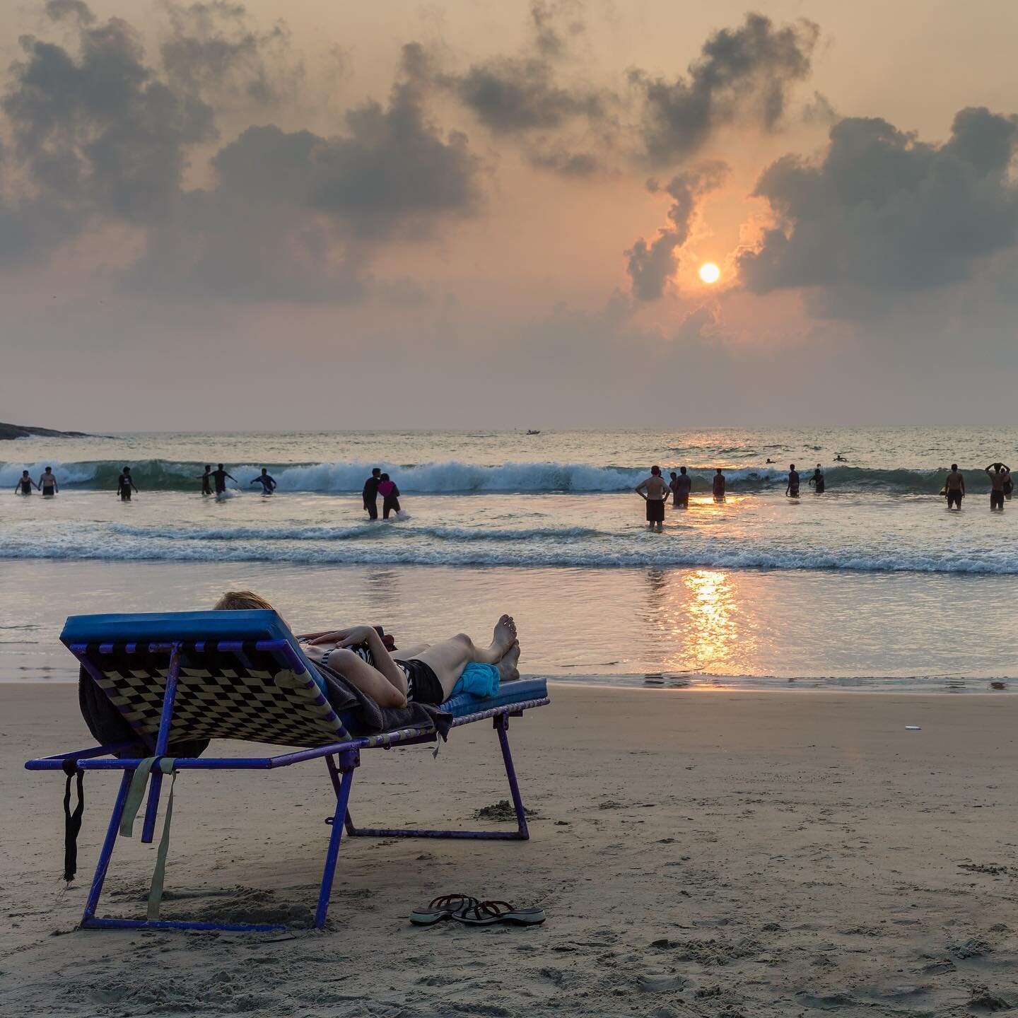 El verano se escapa, la melancolía nos invade... Aunque esta foto la tomamos en la playa de Kovalam en Kerala, al sur de la India,  un enclave turístico, con público mayoritariamente nacional. Allí las estaciones funcionan de forma muy distinta a