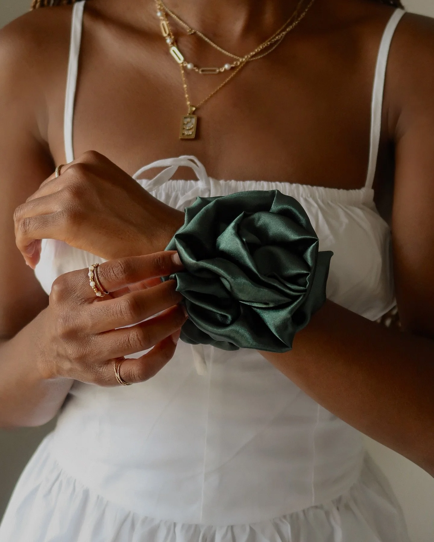 Forest green accessory for the holidays ✨
Worn by @annamariek_ 🌹

#satinscrunchies #handmade #forestgreen #slowfashion #adjoaessentials #slowfashion