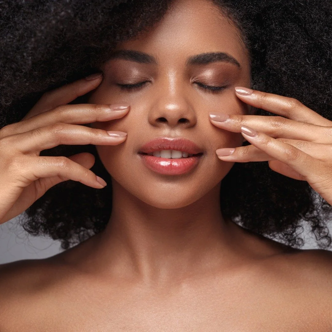 Hyaluronic acid binds up to 1000 times its weight in water. It helps give your skin a firm and plump look.

Drop a 💧 if you want to know more about skin hydration!

#skinremedybyjulia #skincare #beauty #skincareroutine #makeup #skin #skincareproduct