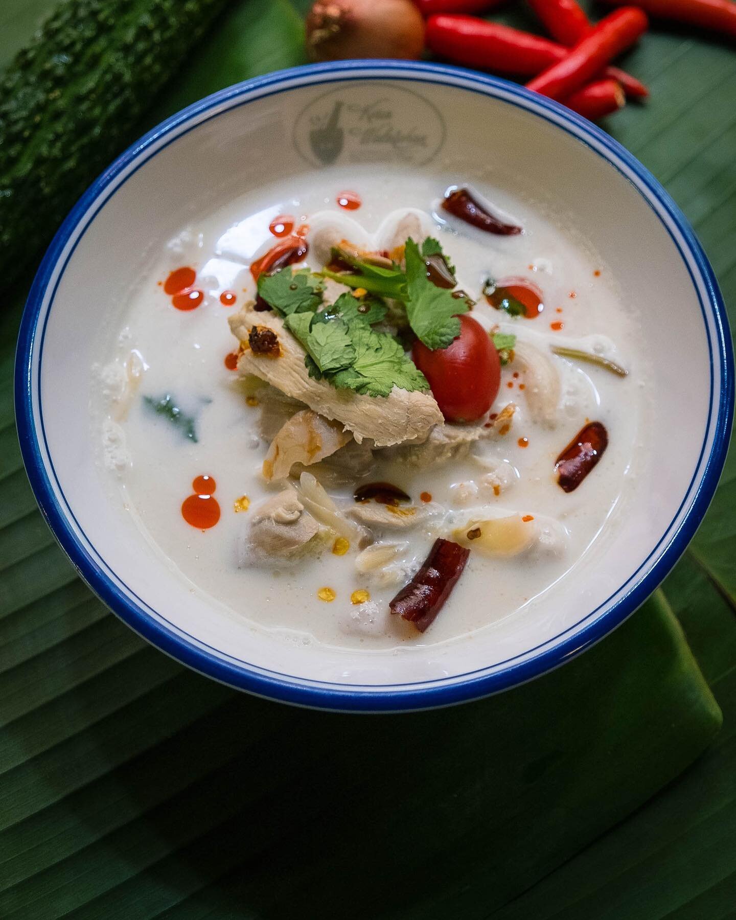 Weather demands! Tom Ka Gai - Rich and creamy yet tangy and savoury soup. This Thai coconut chicken soup is filling but light and bursting with flavours, perfect for this weather.
⠀⠀⠀⠀⠀⠀⠀⠀⠀
#timkhagai #tomkakai #thaichickensoup #thaisoup #thaicuisine