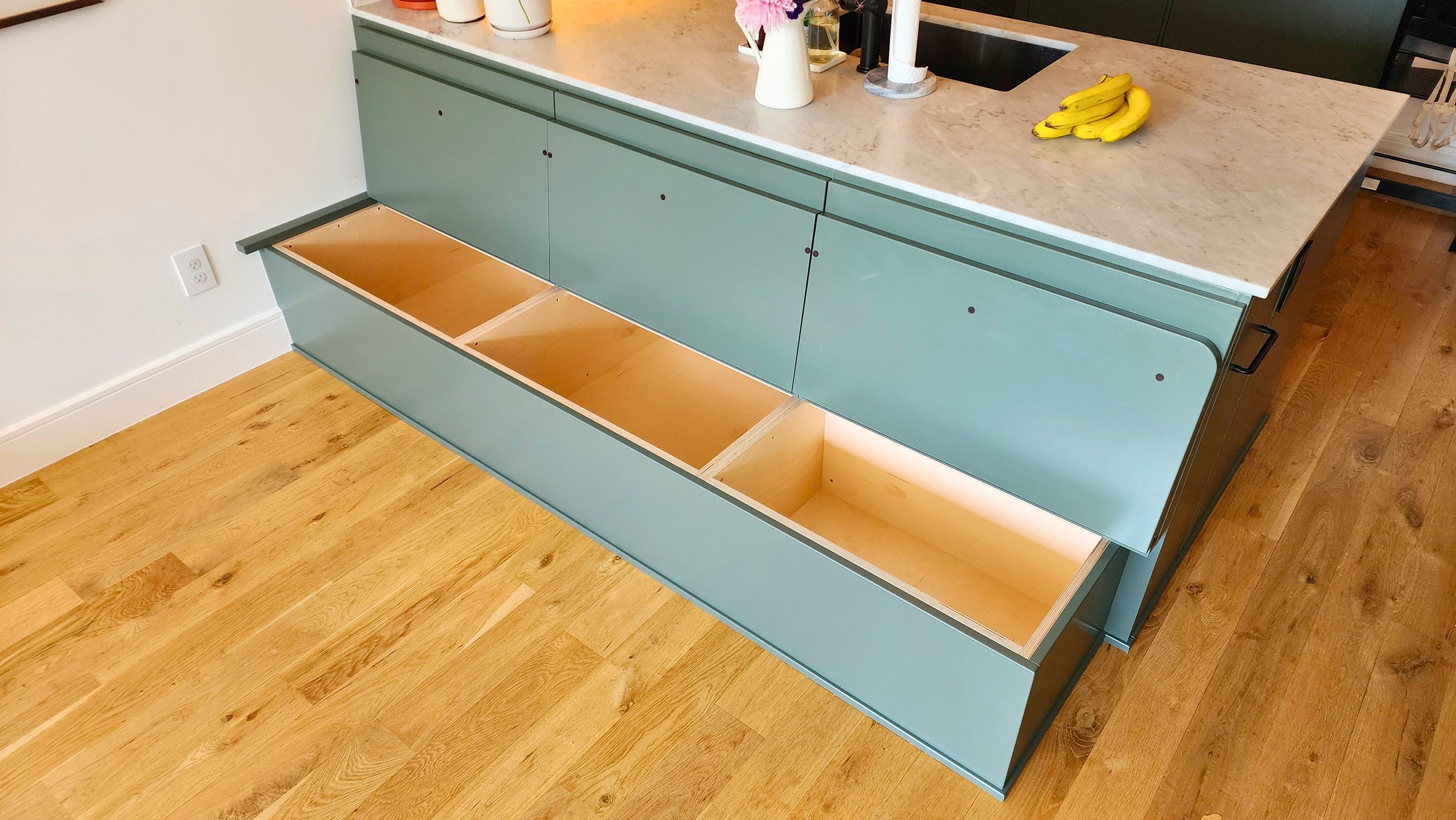 hidden-flip-up-bench-storage-brooklyn-ny-apartment.jpg