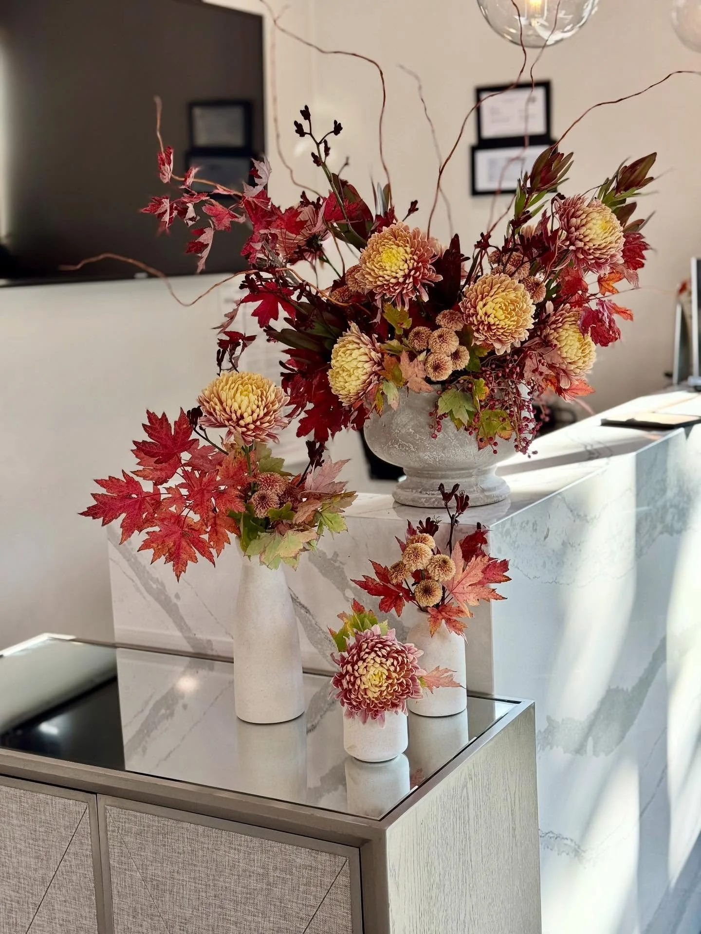 Fall arrangements for @houseofcabelo Re-Grand opening. We had an amazing turn out with fantastic vendors! @pilatesforever.studio, @valleyhumanesociety, @thesnapwagon, @primmbtq , @leagraftat @infinitetie.permanentjewelry @jessicambarr @bakinmecrazy_c