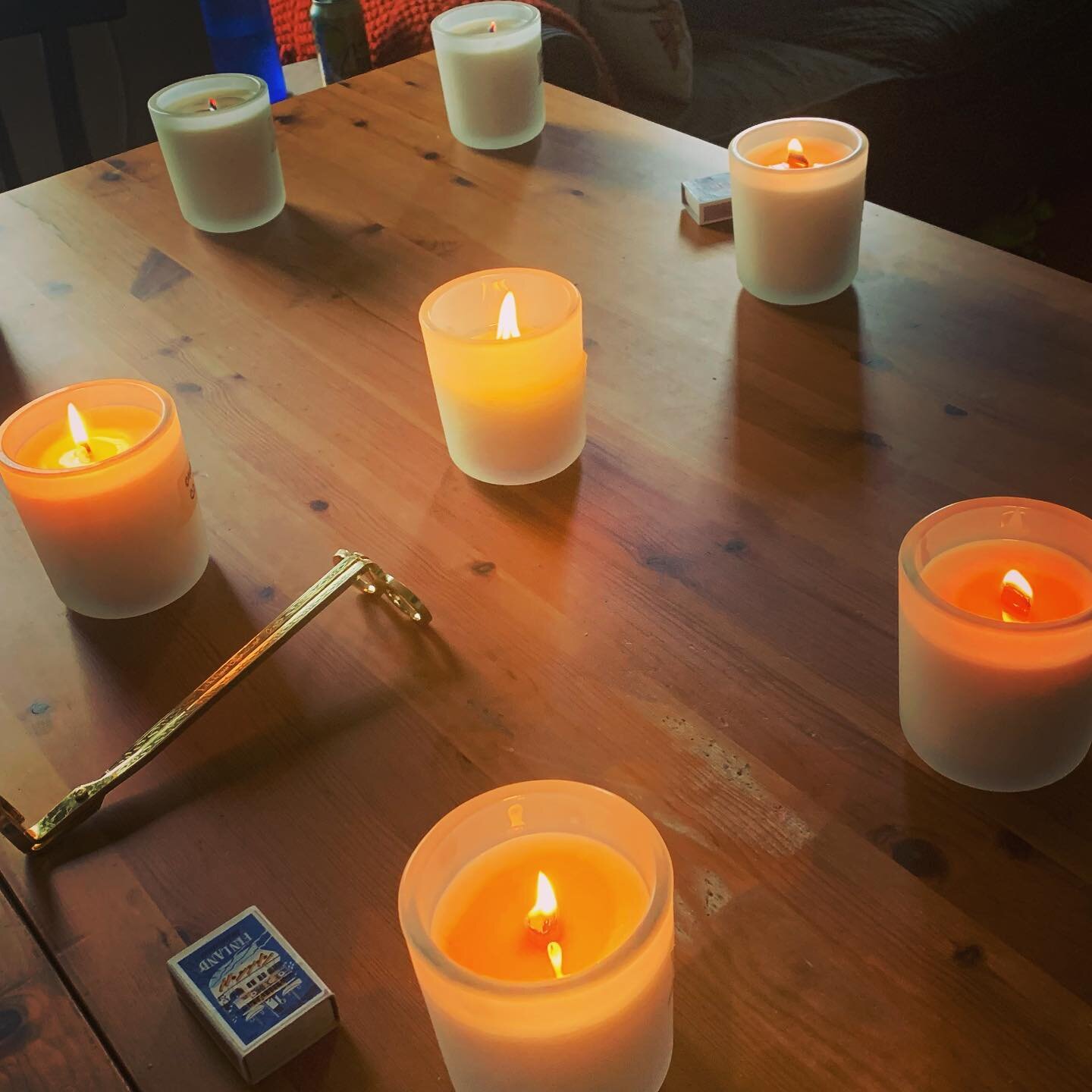 Rainy, overcast day is the perfect day to burn test a buncha wicks using leftover Christmas fragrances! 🔥🔥🔥

#scentedcandles #woodenwick #gottoadmititsgettingbetter #brooklyn