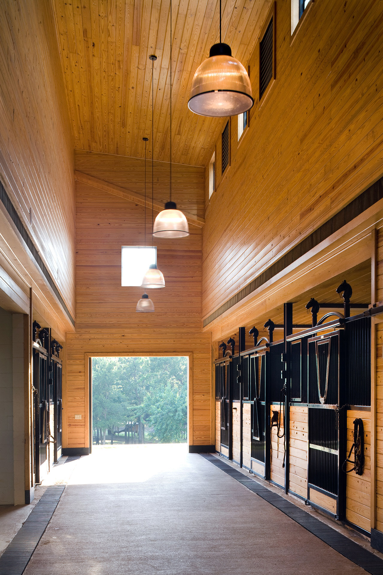  Texas modern horse barn designed by Bernbaum/Magadini Architects 