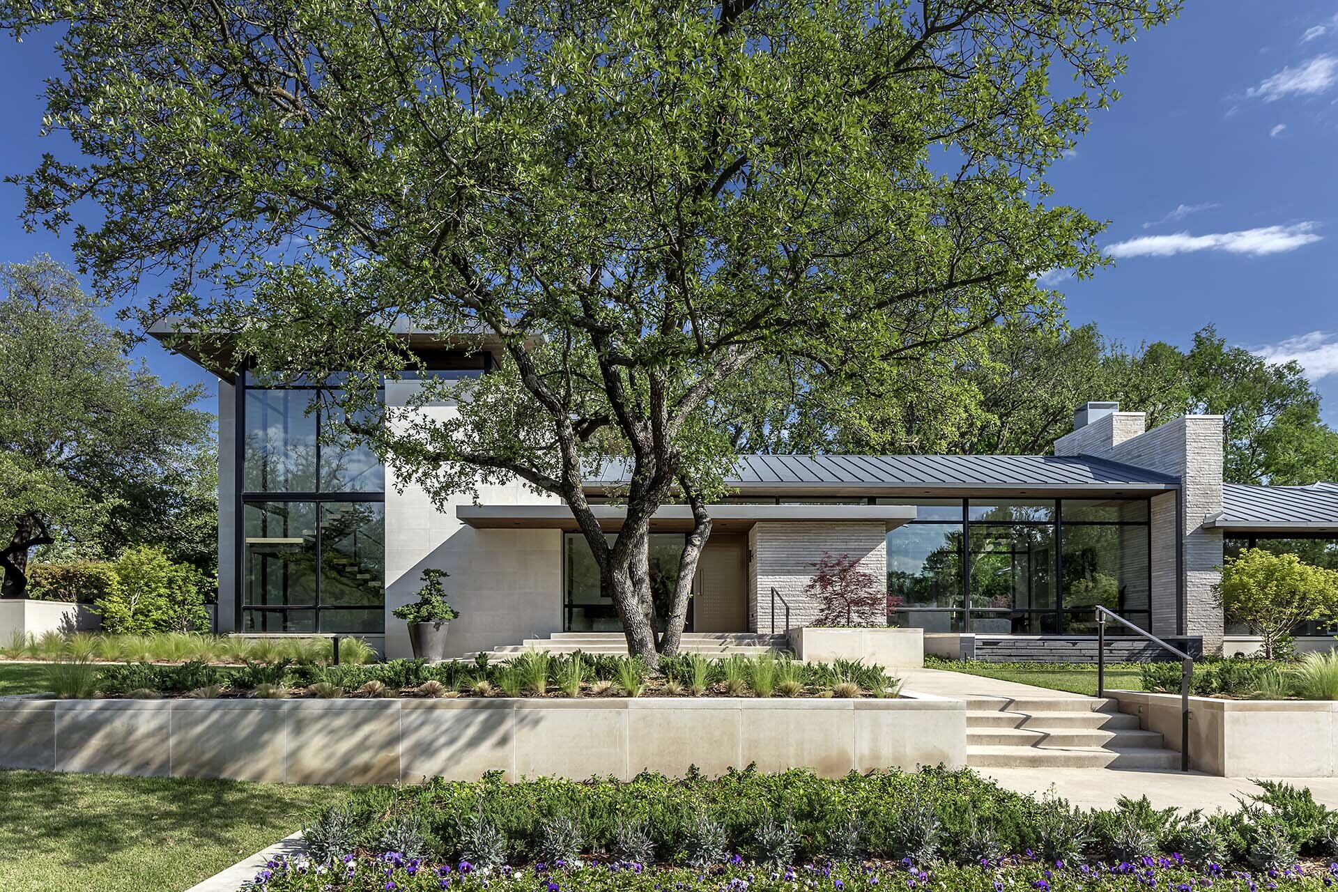  Modern comfortable contemporary home in Preston Hollow Dallas Texas designed by Bernbaum/Magadini Architects featuring expansive views through glass walls 