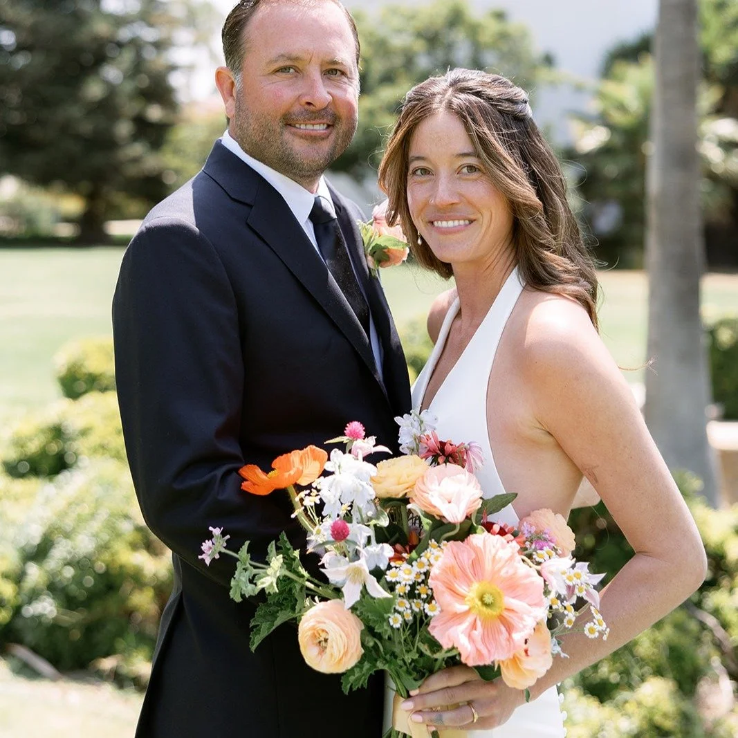 Elopement bouquets that go all day? ✔
Beautifully captured by the wonderful @annadelores 
Santa Barbara County Courthouse and reception @grassinifamilyvineyards tasting room in Santa Barbara.