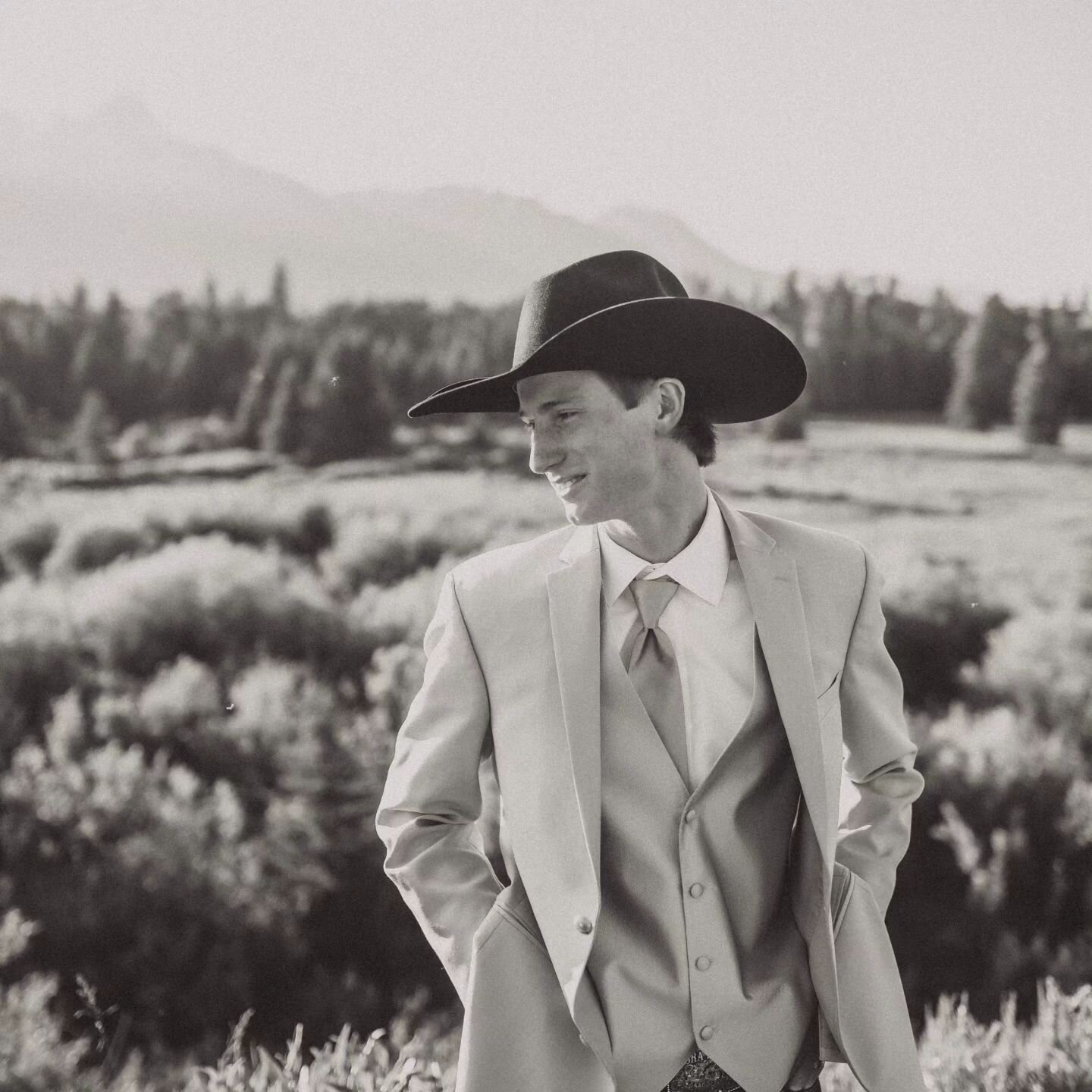 Where cowboys and the Tetons meet, the Wild West's spirit roams free.
Kinzie + Jacob are rodeo stars native to Jackson, WY. Their July day interview Tetons was a dream.
#jacksonhole #westernwedding