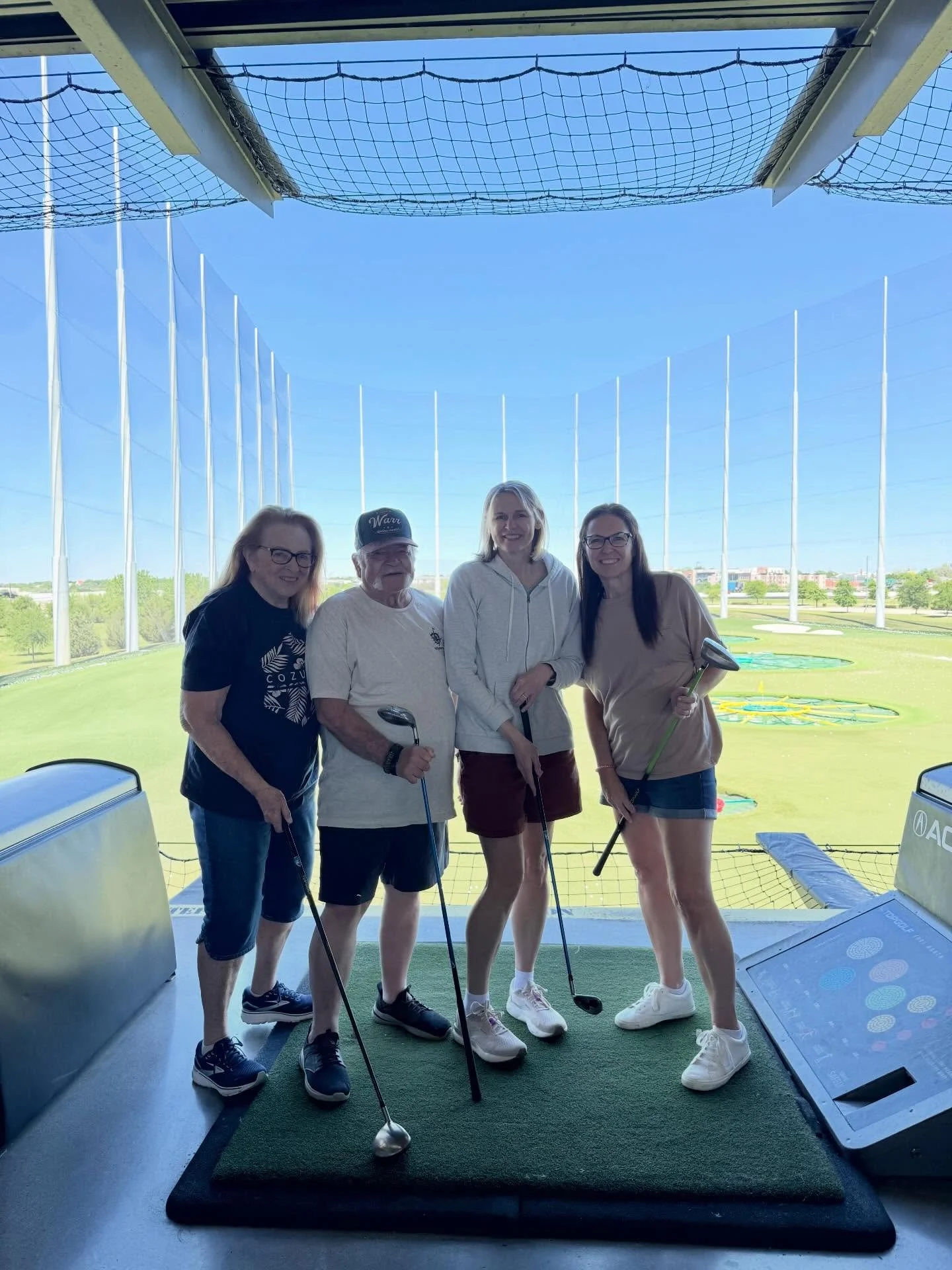 Top Golf with the fam&hellip; we thought dad might stumble and hurt himself at first&hellip; but he found his stability. Somehow, I managed to score and win a couple rounds ⛳️
&bull;
&bull;
&bull;
#family #fun  #essentialtremors #lungdisease