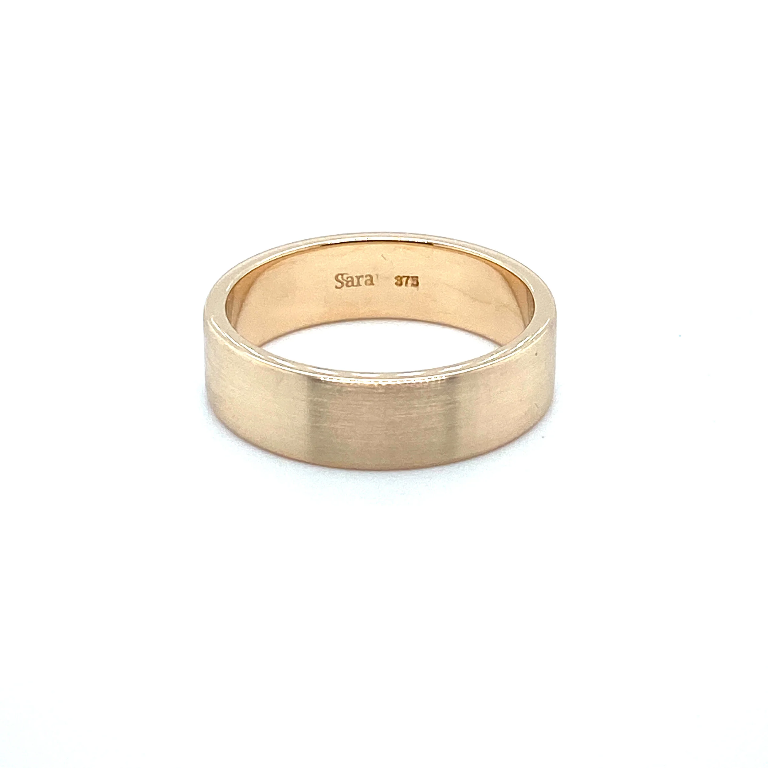 A mens 8mm matt wedder. 