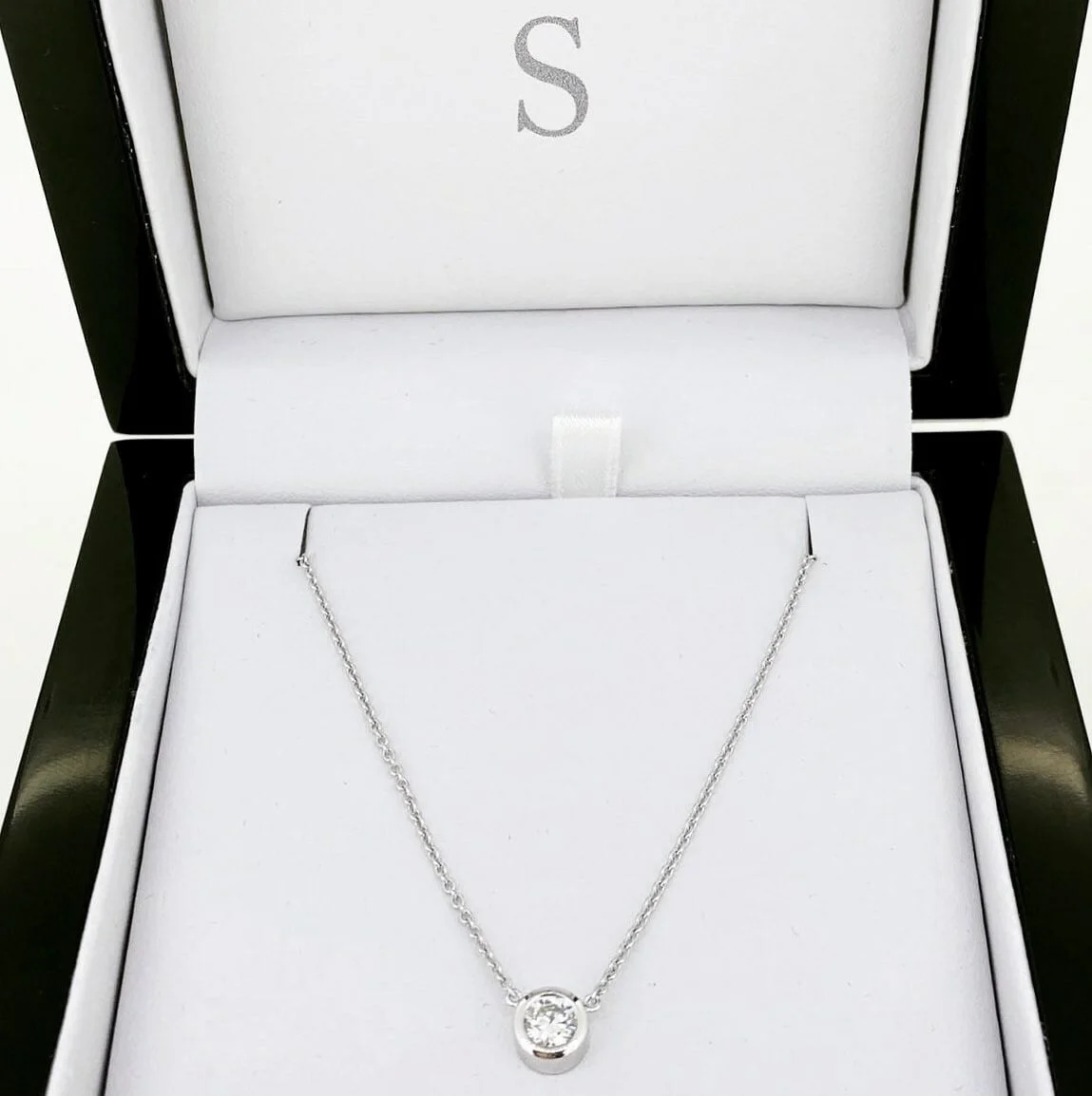 Simple elegance in this platinum 0.40ct diamond pendant and platinum necklace.