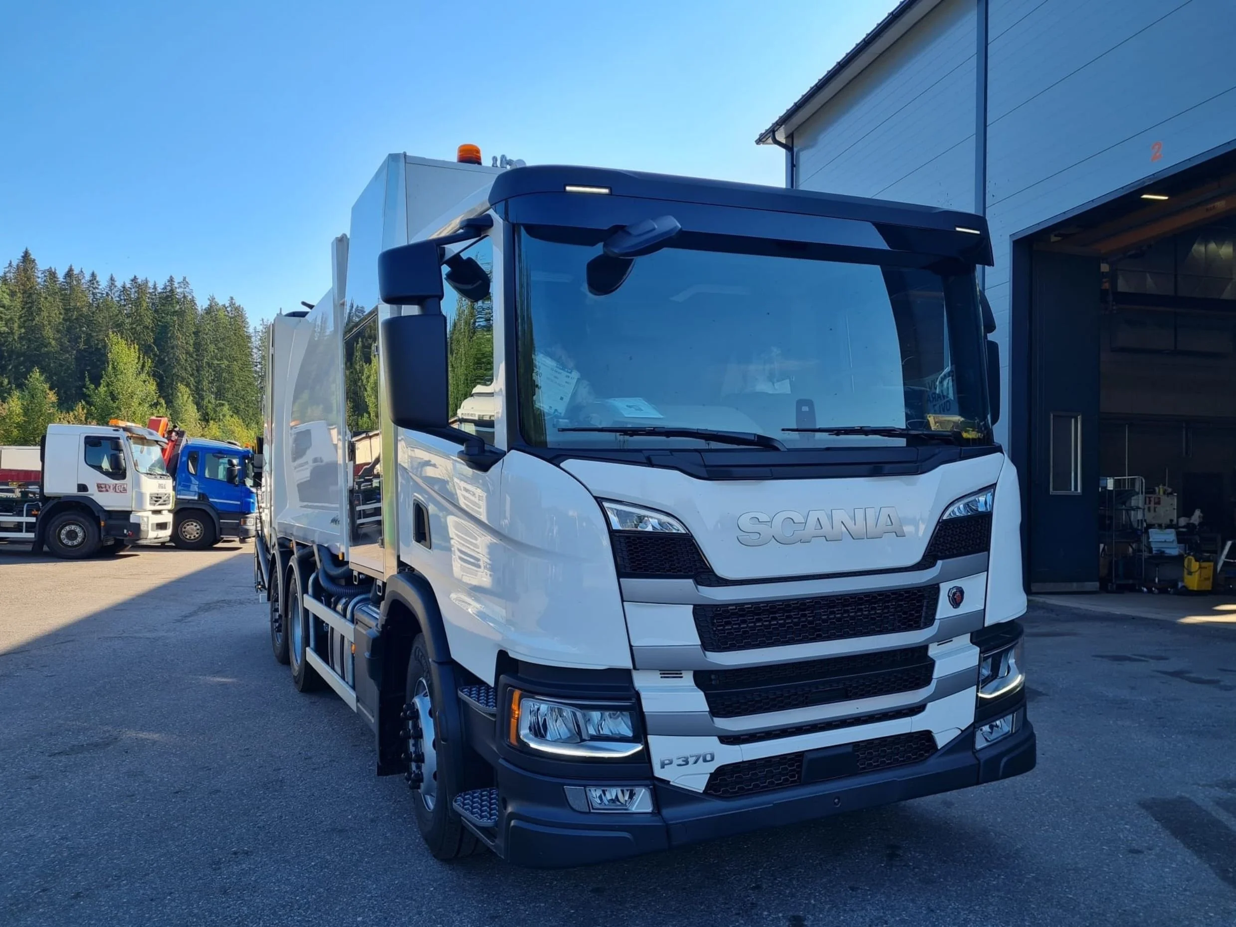 Hidro-Mak jätepakkaaja Scania alustalla. Kuva edestä.