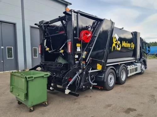 Toimitimme hiljattain asiakkaalle 15 m³:n Hidro-Mak-jätepakkaajan astiapesurilla, joka on asennettu Volvo FM 6x2 -kuorma-auton alustalle.
