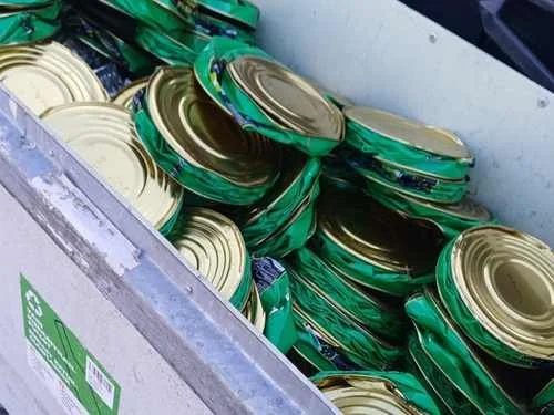 WLD Tin Press taklaa metallin kierrätyksen haasteet. Paikat pullollaan tölkkejä ja alumiinipurkkeja?