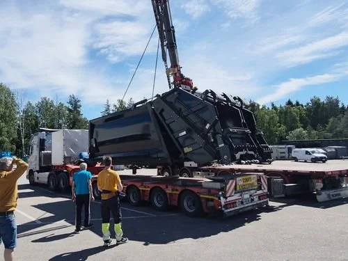 Hidro-Makin kaksikammiopakkari saapui WLDone:lle varusteluun.