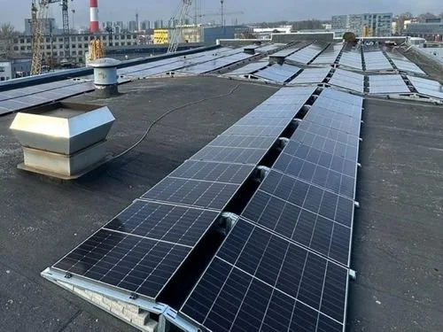 Tiesitkö, että Compoman-jätepuristimia valmistetaan myös omalla aurinkosähköllä?
