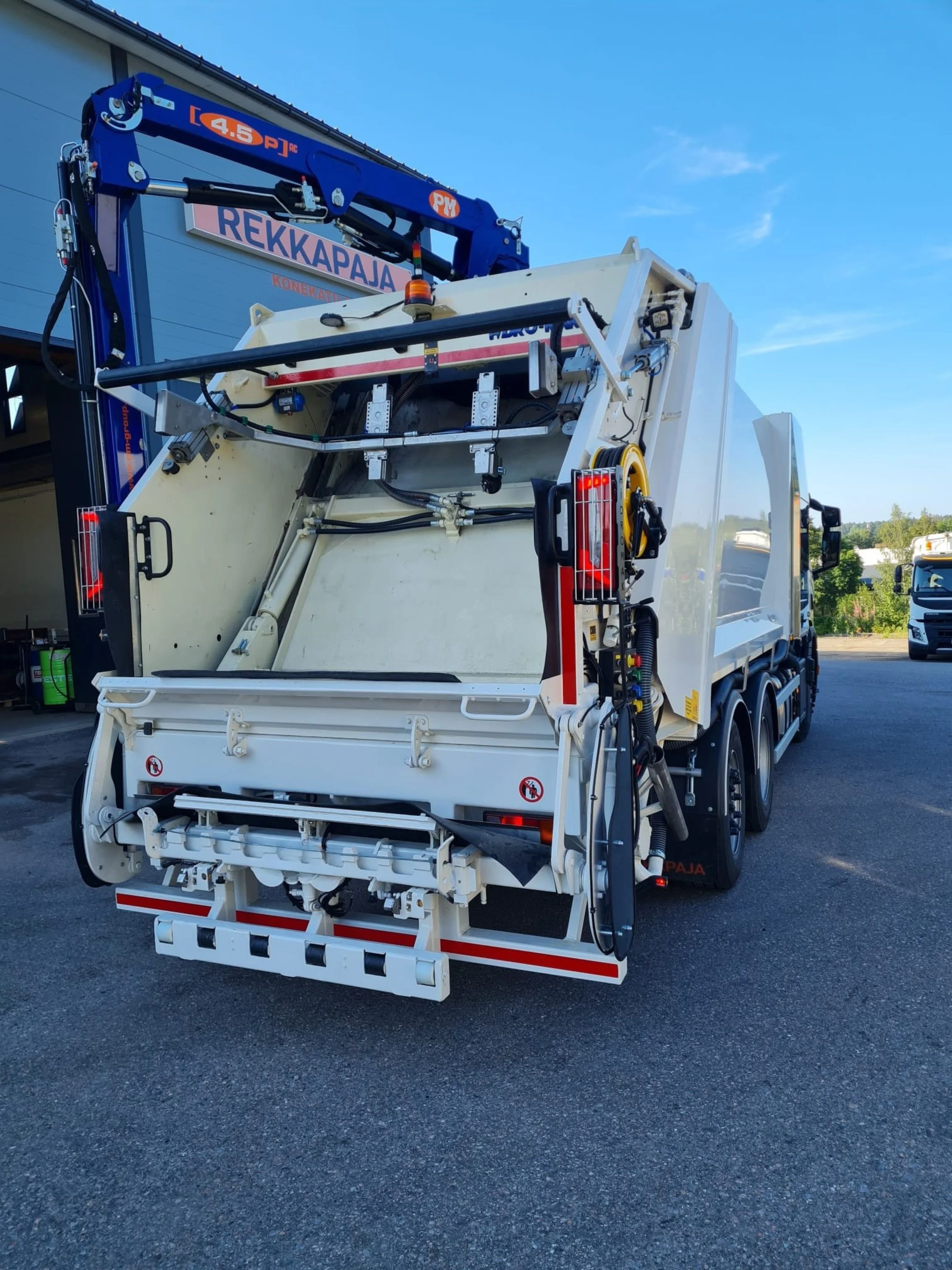 Hidro-Mak jätepakkaaja Scania alustalla. Kuva takaa.