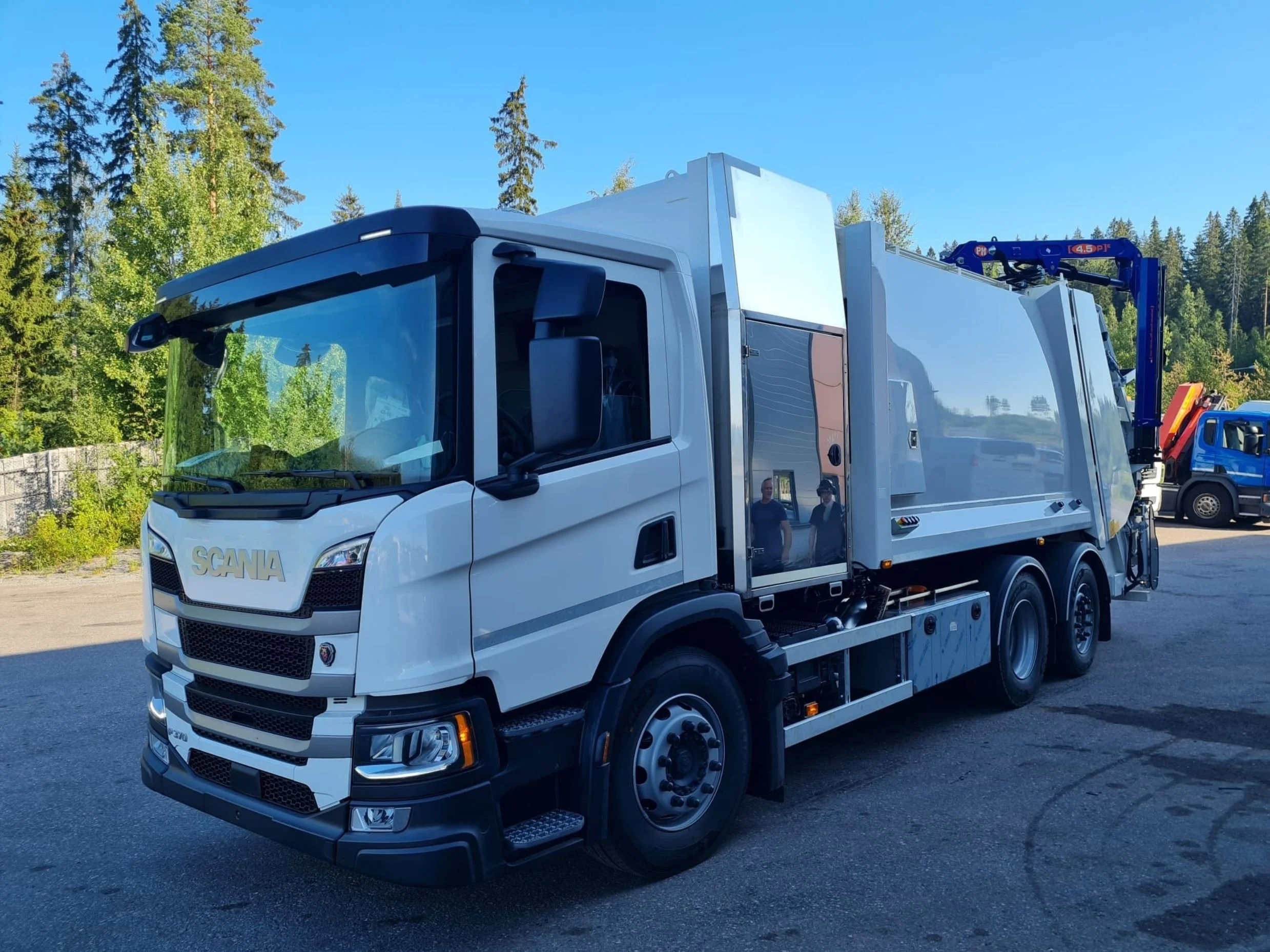 Hidro-Mak jätepakkaaja Scania alustalla. Kuva edestä.