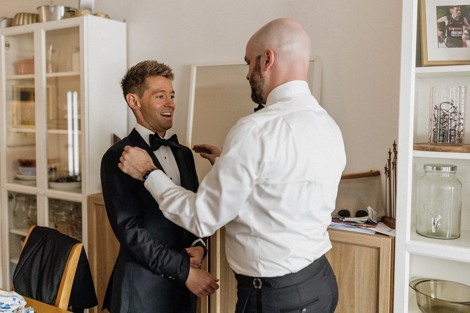 02 AliceShaneGroomPrep-30.jpg