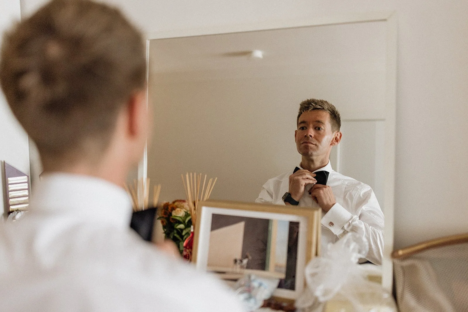 02 AliceShaneGroomPrep-19.jpg