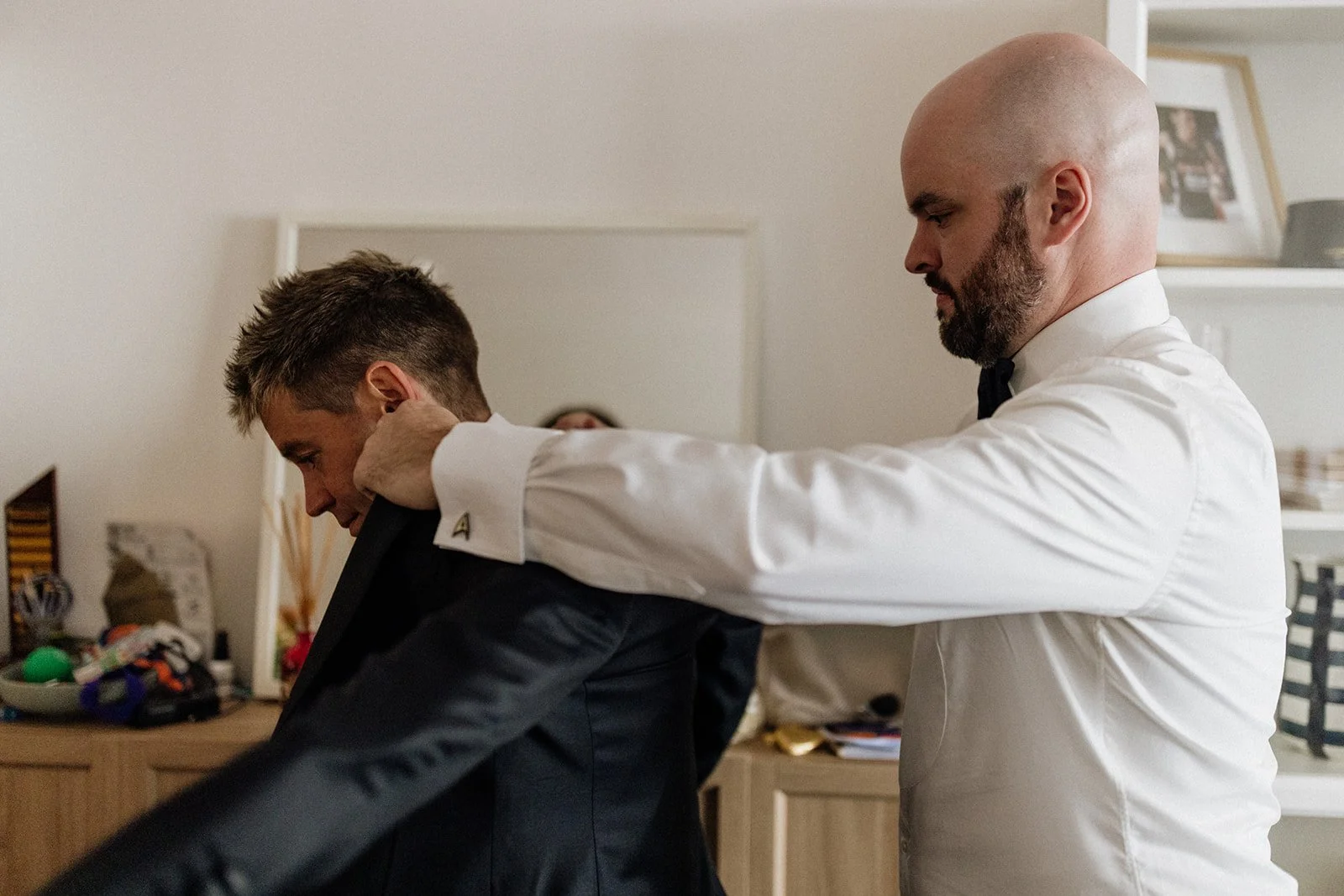 02 AliceShaneGroomPrep-26.jpg