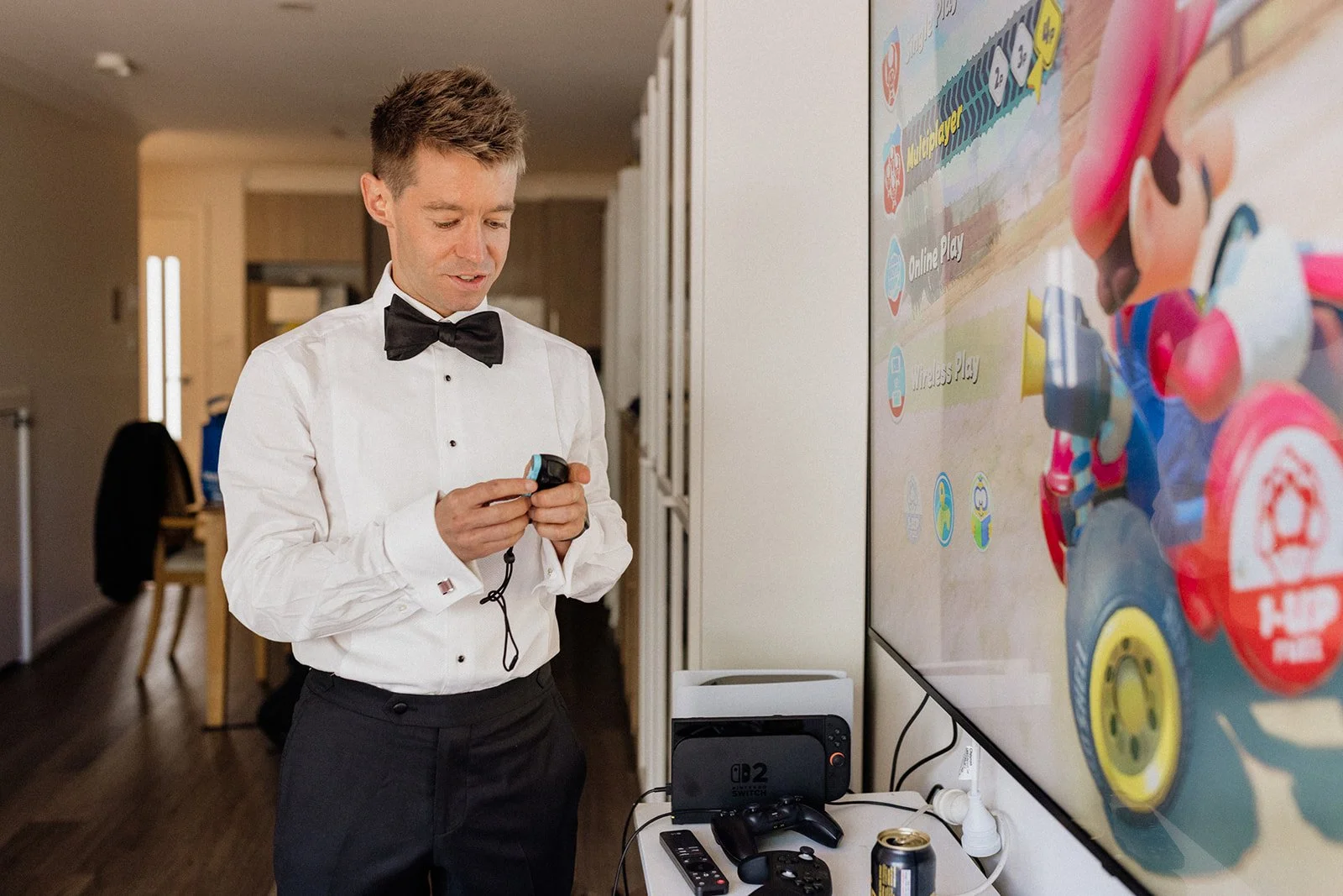 02 AliceShaneGroomPrep-48.jpg