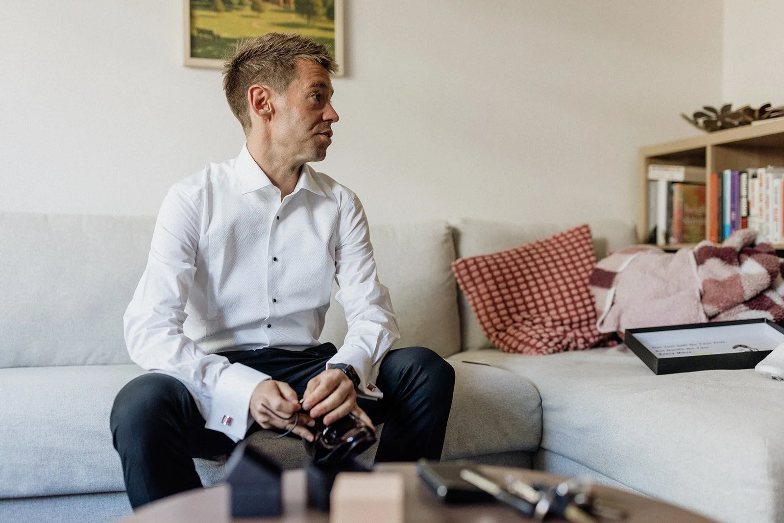 02 AliceShaneGroomPrep-5.jpg