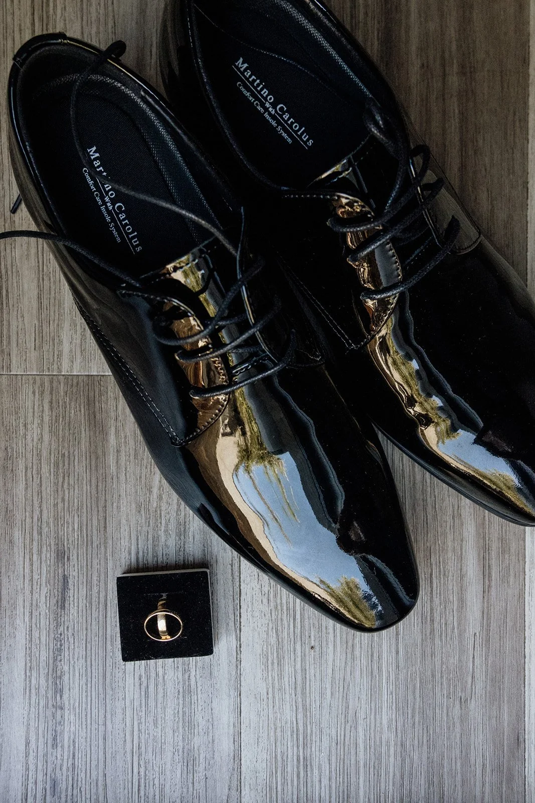 02 AliceShaneGroomPrep-11.jpg