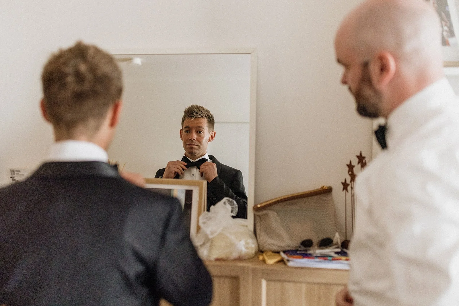 02 AliceShaneGroomPrep-27.jpg