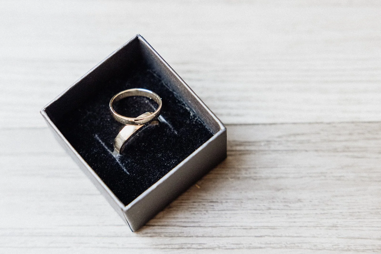 02 AliceShaneGroomPrep-50.jpg