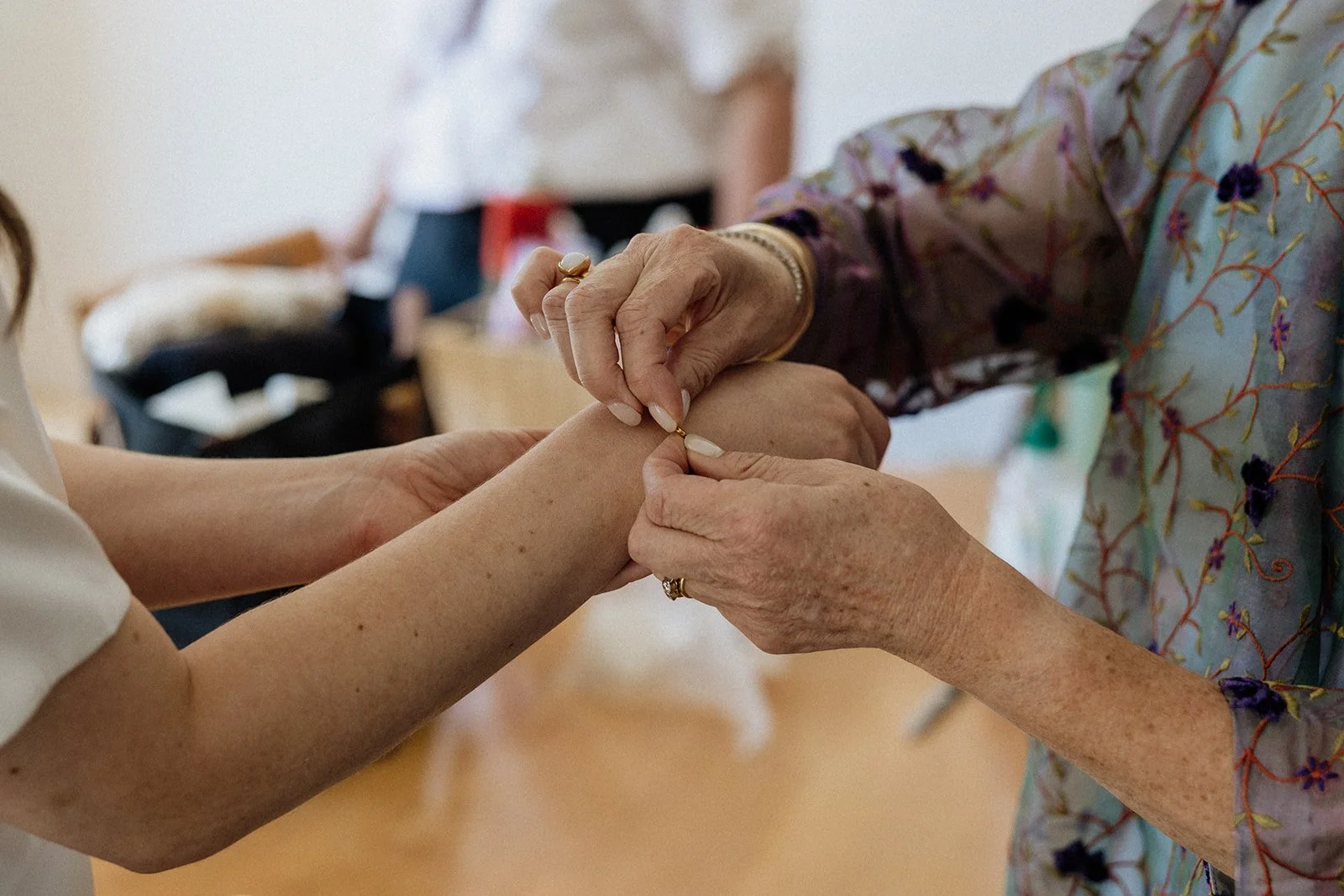 01 AliceShaneBridalPrep-83.jpg