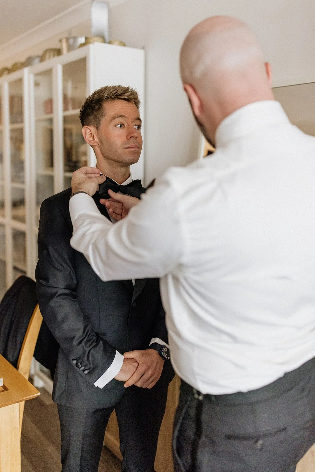 02 AliceShaneGroomPrep-31.jpg