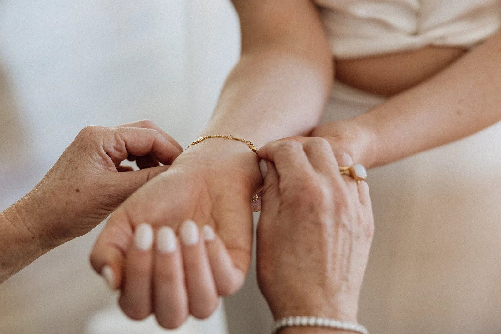 01 AliceShaneBridalPrep-86.jpg