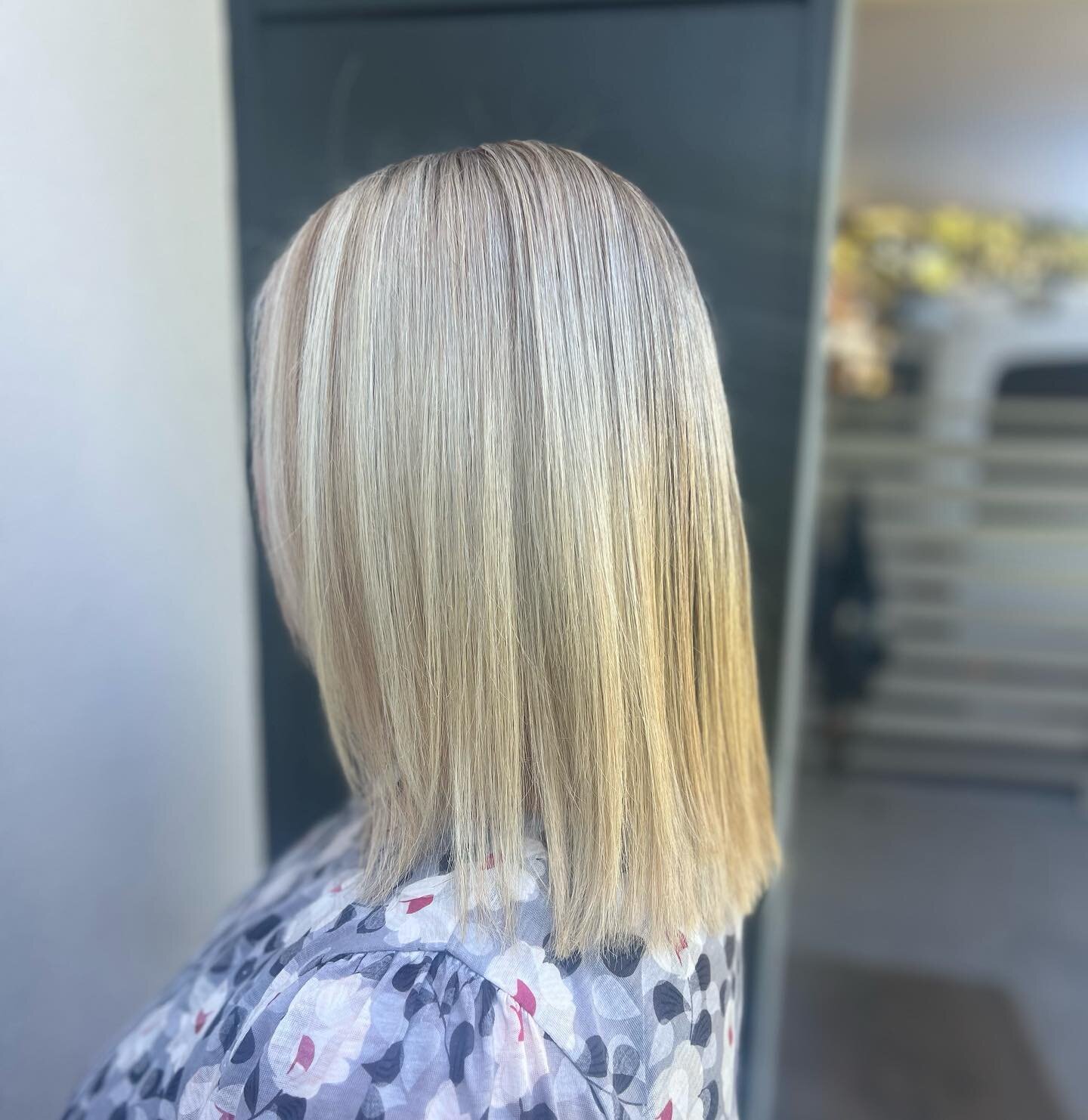 Blonde highlights &amp; fine beige lowlights by Flick to create this beautiful natural blonde! 😍
Book your next appointment at hairflicks.com or DM us 👌🏼

#toowoonbay #centralcoasthairdresser #blonde #naturalbeauty