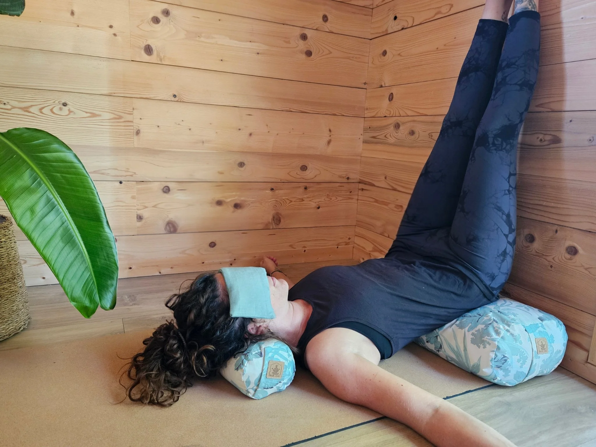 Bolster de yoga : pourquoi choisir un format ovale et comment utiliser le mini bolster ?