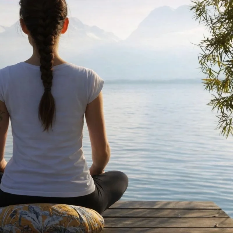 Méditation de pleine conscience avec un coussin de méditation en balles d'épeautre.