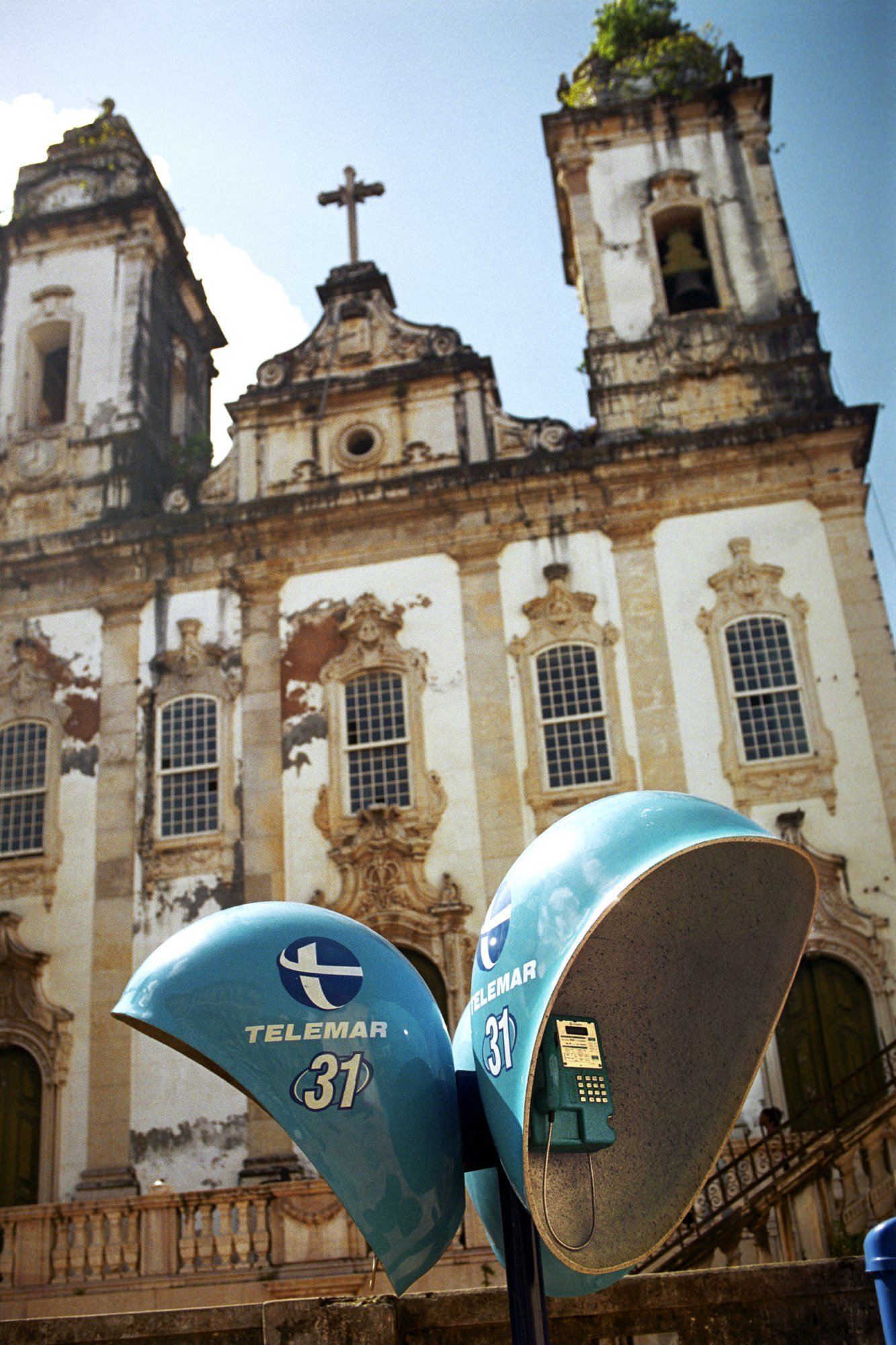  Deux “Casques Bleus” montent la garde devant une des 165 églises de la ville. 