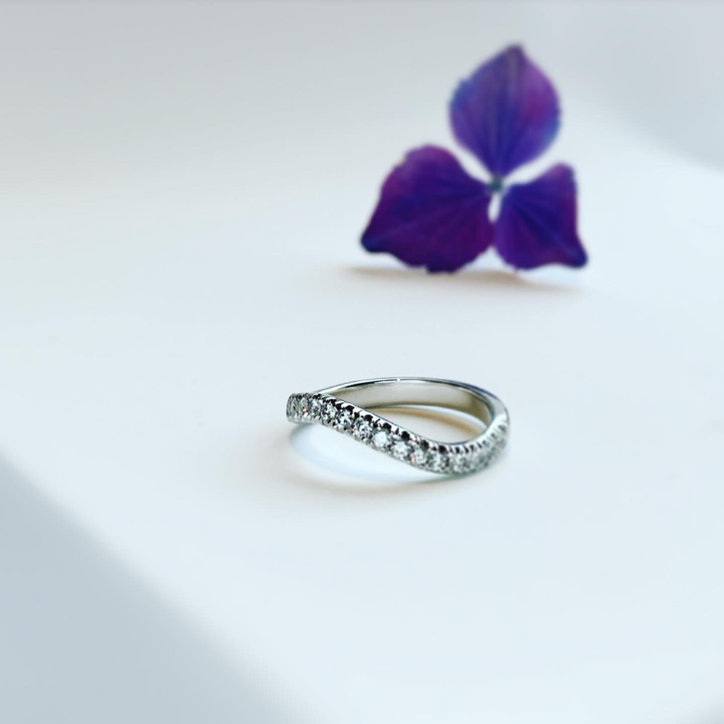 Friday bling-ring! 💎🌟
Bye bye beauty!

#guldmakeriet #blingring #castell #custommade #friday #handmadefinejewelry #finejewelry #alliansring #best&auml;llning #fredag