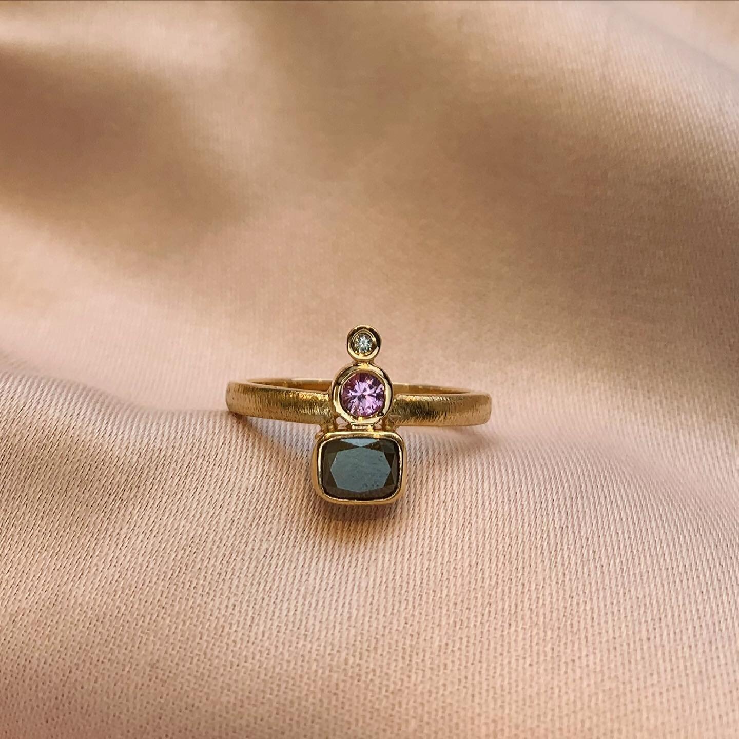 Vive la beaut&eacute;!
You can find this beauty in our webshop. 

#guldmakeriet #greydiamind #pinksapphire #diamond #webshop #instore #beaut&eacute; #beauty #precious #gr&aring;diamant #rosasafir #diamant #finnsibutik