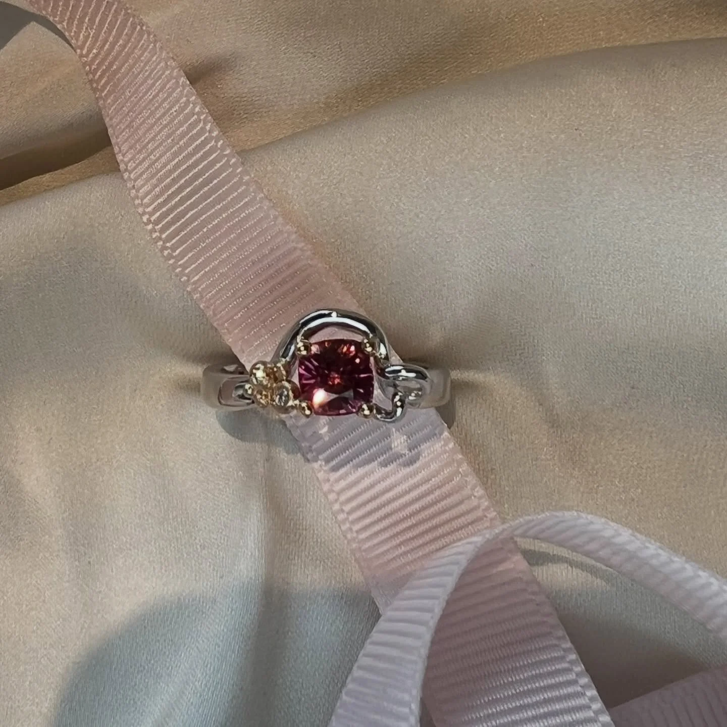 Today is the day you&rsquo;ve all been waiting for!
Guldmakeriet is open again after the winter holidays. 💫
The showroom is refreshed, sparkling, and ready to welcome you.
I can&rsquo;t wait to see you, hopefully with a little queue outside the door