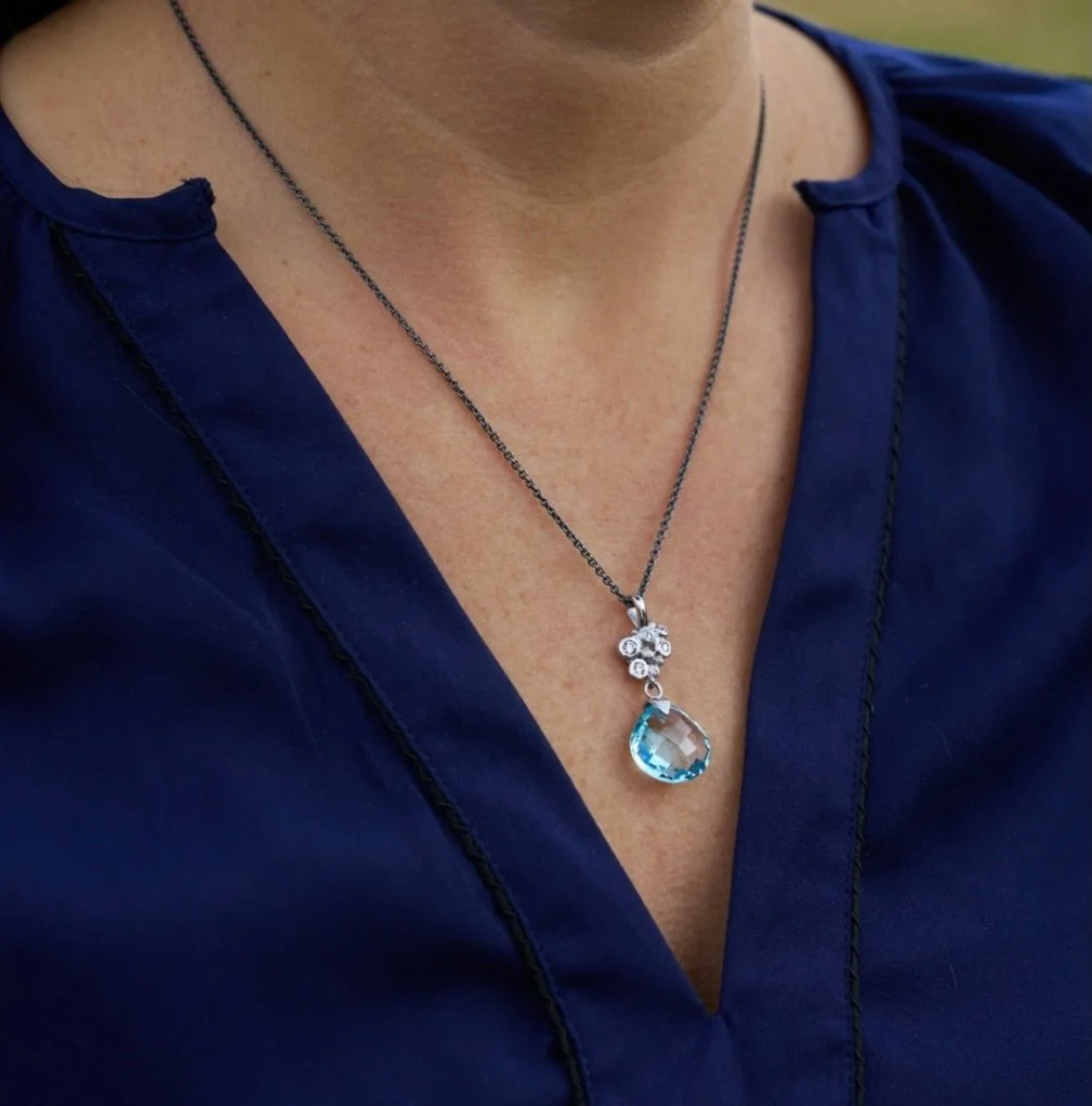 A sky blue topaz framed by a little cluster of diamonds, all set in white gold. Light, playful and full of shimmer. 

It is found in the webbshop! 
https://www.guldmakeriet.eu/shop/p/necklace14

#guldmakeriet #bluetopaz #handmadefinejewelry #instore