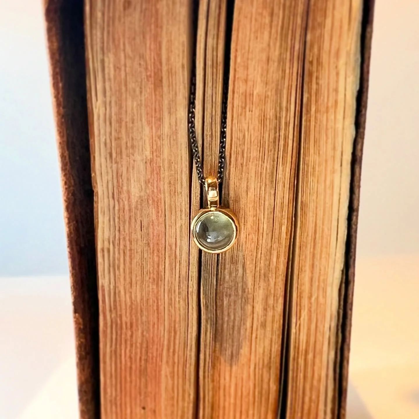 Prehnite is known as the stone of intuition. This pendant carries a soft green whisper of calm and quiet magic, a gentle guide that helps you trust your inner heart. 

Click to buy! 👇
https://www.guldmakeriet.eu/shop/p/necklace8

#guldmakeriet #preh