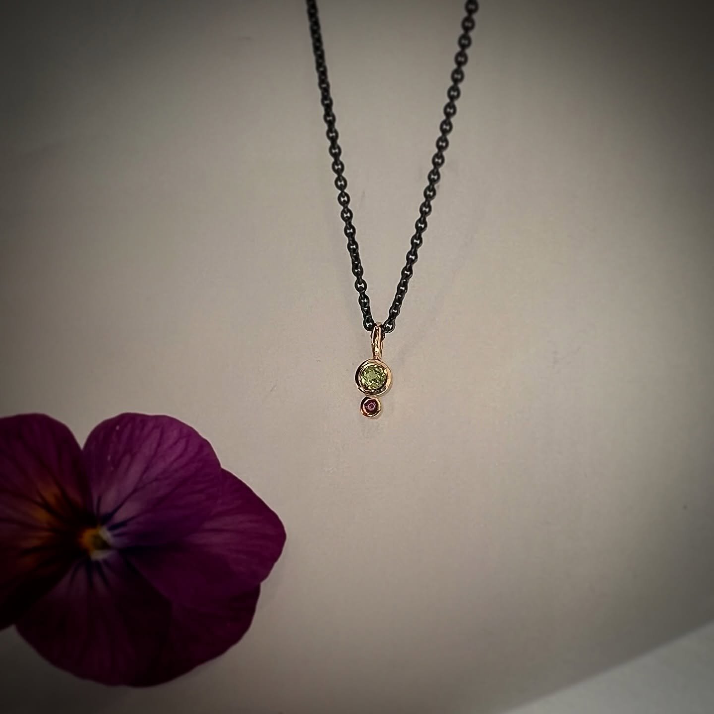 I like jewelry that feels a little like a secret.
Something you don&rsquo;t fully notice at first 
until the light catches it.

#guldmakeriet #newinstore #peridot #rosasafir #finnsibutik