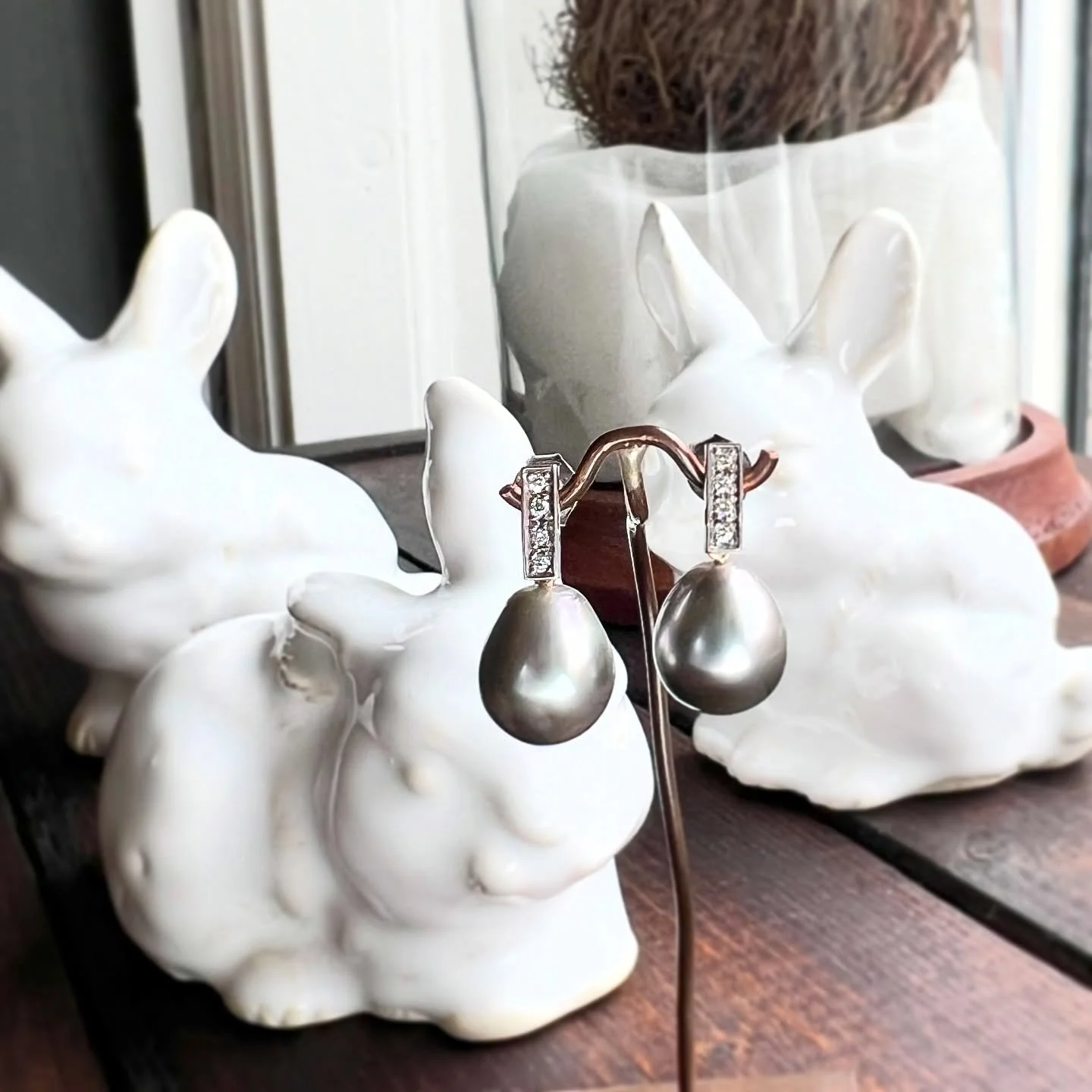 Can you believe these beautiful Tahiti pearls have been sculpted and produced by an oyster?! Isn&rsquo;t that quite amazing? 
However, you can find them in the showroom to add to your changes-series of earrings. 🦪