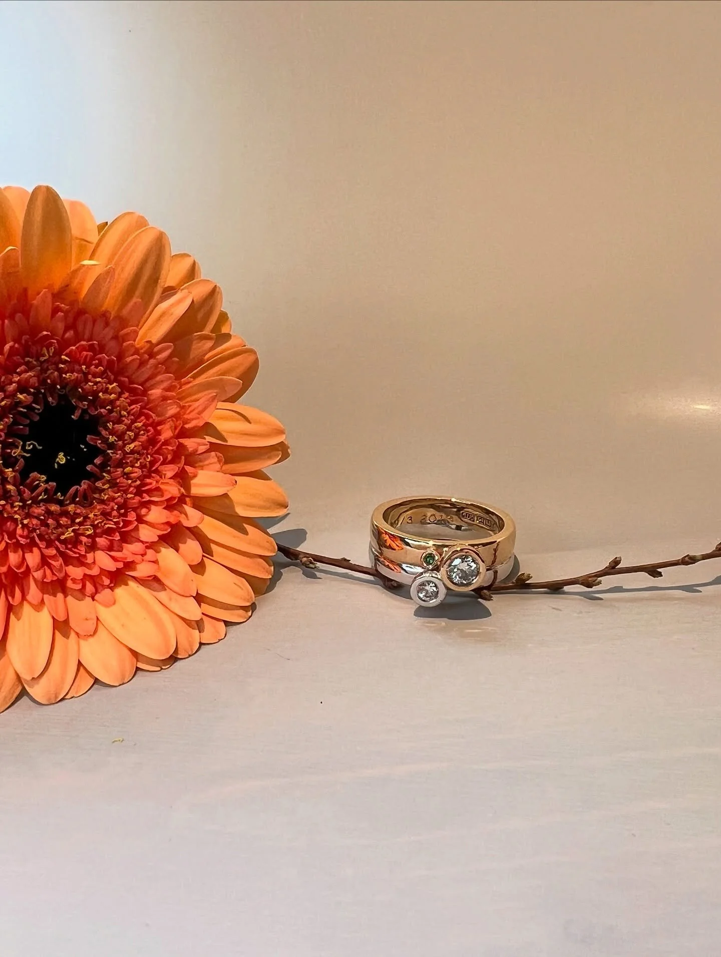 She recently updated her engagement and wedding ring. The same story, with a new sparkle. Adding one new white diamond and one new forrest green diamond to a story that continues to grow. 
Cheers to love stories! 💞

#guldmakeriet #lovestory #handmad